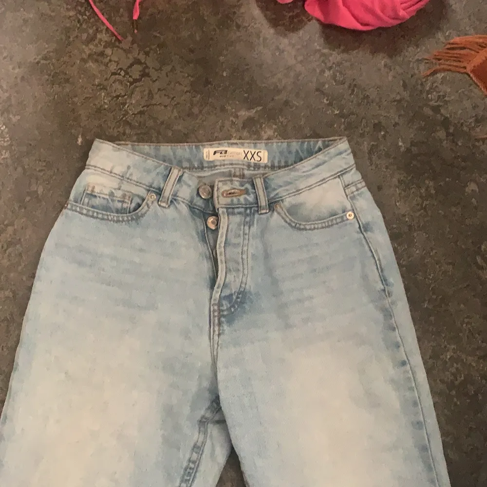 Märke: mins inte köpte de i Italien  Storlek:34 Pris:150kr Jätte fina ljusa jeans passar bra för dem som är 165 cm eller kortare.  Använd bara få gånger 😊. Jeans & Byxor.