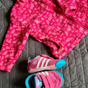 AdidasBaby mjukaSkor Stl.20 & Fleecejack - Använd för ett barn men använd skick. Fleecejackans storlek 18månader men upplevs som kortare. 