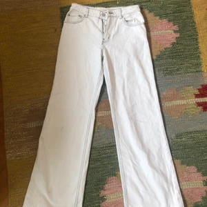 Lågmidjade byxor  - Lågmidjade byxor i 00-tals stil. Bootcut, jeans med svarta sömmar. Storlek 25 i midjan. Sitter bra i längden på mig som är 172. Har aldrig användt dom, men de har en mindre nästan inte synlig fläck på ena benet som antagligen går bort i tvätten. 