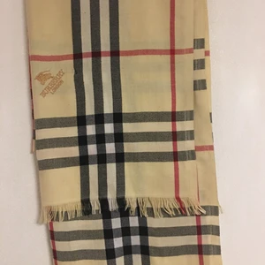 Burberry halsduk  - Äkta burberry halsduk, använd fåtal gången annars är den i fint skick och bra material. Priset kan diskuteras