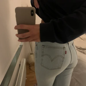 Levi’s jeans - Dessa går ner till anklarna på mig som är 166 och är i den perfekta färgen✨✨ Använda endast ett fåtal gånger! skriv för fler bilder💗❤️