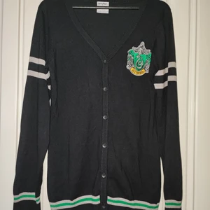 Harry Potter Slytherin kofta - Oanvänd official Harry Potter kofta med Slytherins märke och färger. 