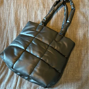 Väska  - Praktiskt axelväska köpt i london! 🤎