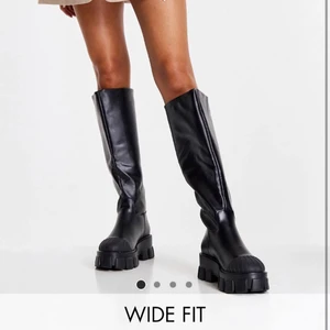 Svarta Knähöga Chunky Boots - Helt nya! Använd en gång. Säljer för att dem är för stora för mig. Skitsnygga o bra längd! Inkl. frakt