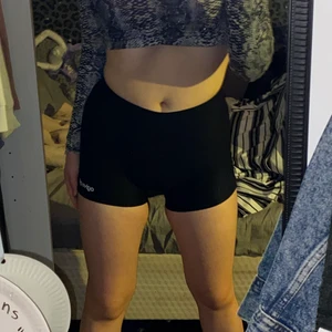 Svarta träningshorts med pärlor  - Inte använda mycket, träningshorts där det står gymnast på baksidan med glittriga pärlor. Väldigt bekväma och sitter bra 