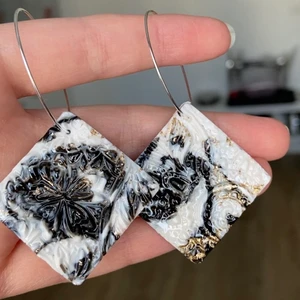 Handgjorda örhängen  - Handgjorda örhängen av lera. Nickelfri. Fri frakt. Samfraktar. Kontakta för flera bilder eventuellt video. Storlek ca 4 cm Står ej för postens slarv 