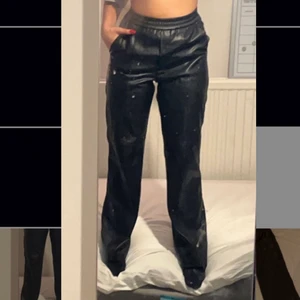 Byxor - Skinnbyxor i storlek Xs men passar även S ✨