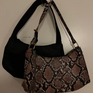 Väskor - Här är två superfina väskor från shien! De säljs för att de inte kommit till användning, så det är helt oanvända💓 köp båda för 70 eller 40kr/st! Köparen står för frakten !! Skriv för mer info🤍