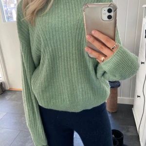 Stickad grön tröja - Stickad tröja från H&M. Köptes i somras men aldrig använd. Jättesjuka material och superfin nu till våren!! Säljer för 150kr + frakt på 66kr