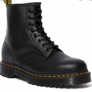 Dr Martens  - Jag tänkte sälja mina dr Martens för har hittat ett annat par ! De är ganska nya och har endast använts några ggr ~ 🙈. Priset går att diskuteras då jag vill bli av med de asap!