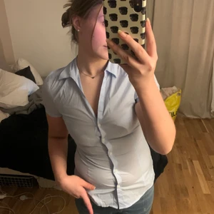 Esprit skjorta - Skjorta med lite puffärm köpt på sellpy men kmr egentligen från esprit💙 älskar den men sitter tyvärr lite för tajt