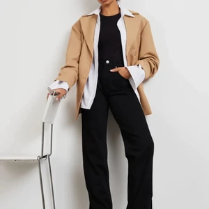 Jeans med slits - Hej! Säljer Dom här jeansen med slits från Gina dom är köpta för 600 kr och säljer dom för 350 kr ni kan buda ochså dom är i storlek 36 