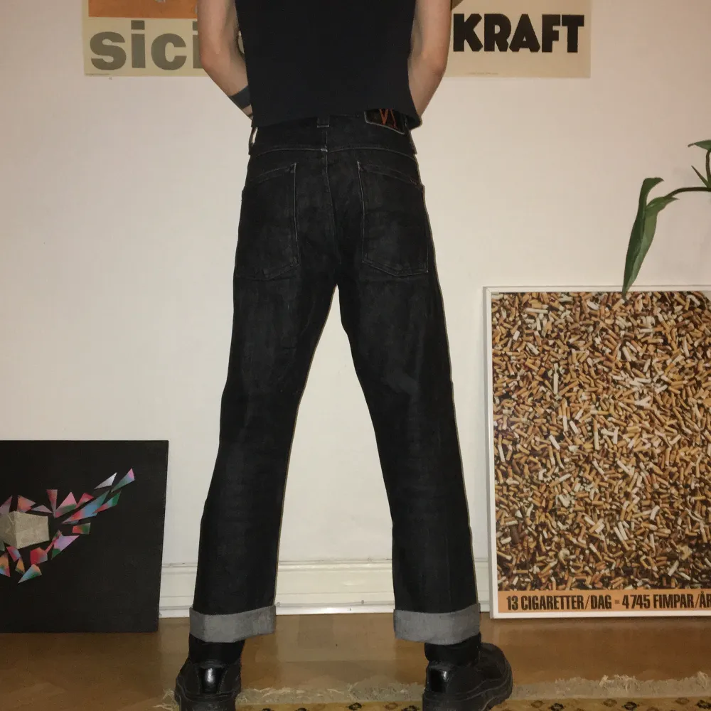 Gråsvarta jeans från nudie, midjemått 82 cm, innerbenslängd 68 cm, midja till gren 26 cm.. Jeans & Byxor.