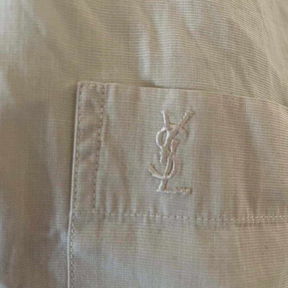 Rikigt snygg tröja från YSL, köpte några månader sen men har inte fått någon användning för den, så rikigt bra skick. Behöver strykas.. Skjortor.