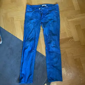 Säljer dessa super fina lågmidjade jeans från acne då dem är alldeles förstora för mig. Står ingen storlek men skulle säga storlek 27 eller 28💕