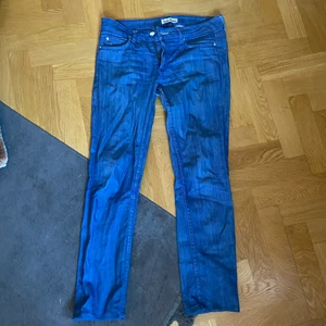 Lågmidjade acne jeans - Säljer dessa super fina lågmidjade jeans från acne då dem är alldeles förstora för mig. Står ingen storlek men skulle säga storlek 27 eller 28💕