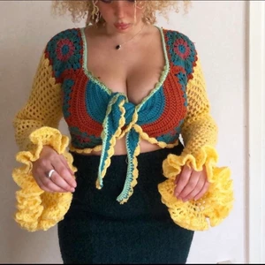 Virkad topp - Denna ”topp” är nyvirkad och oanvänd, den är öppen och går att knyta där framme, man kan även ha den öppen om man känner för det.