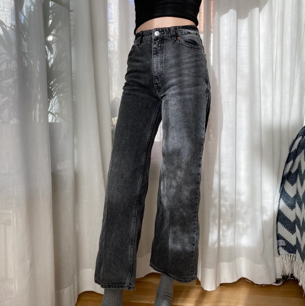 Super fina och trendiga vida raka jeans i en svart grå färg från monki💕 modellen är ca 165, säljer åt min syster då de är för små för mig💕 De är använda men o bra skick💕. Jeans & Byxor.