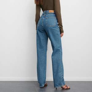 Super snygga jeans köpa från NA-KD köpa för 499kr. Knappt använda , är ca 166 och dom sitter lite lågmidjat på mej. Samt perfekt i längden. 