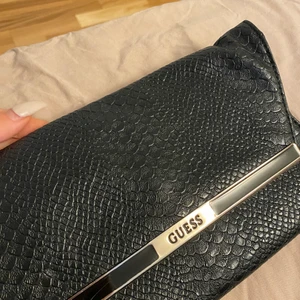 Guess väska - En guess väska köpt för några år sen i usa på guess egna butik. Bra skick