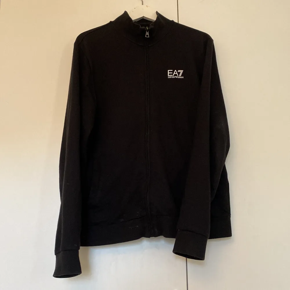 Relativt ny Armani zip som är använd fåtal gånger där med bra skick. Stl M men passar också som S. Nypris 1100kr, mitt pris är 500kr. Skriv för fler bilder. Hoodies.