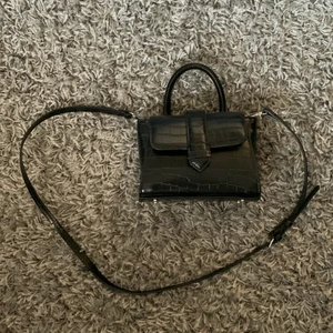 Zara väska - Säljer nu min väldigt fina zara väska då den inte kommer till någon användning. Använd endast en gång så är som ny. Står inte för postens slarv💓FINNS KVAR