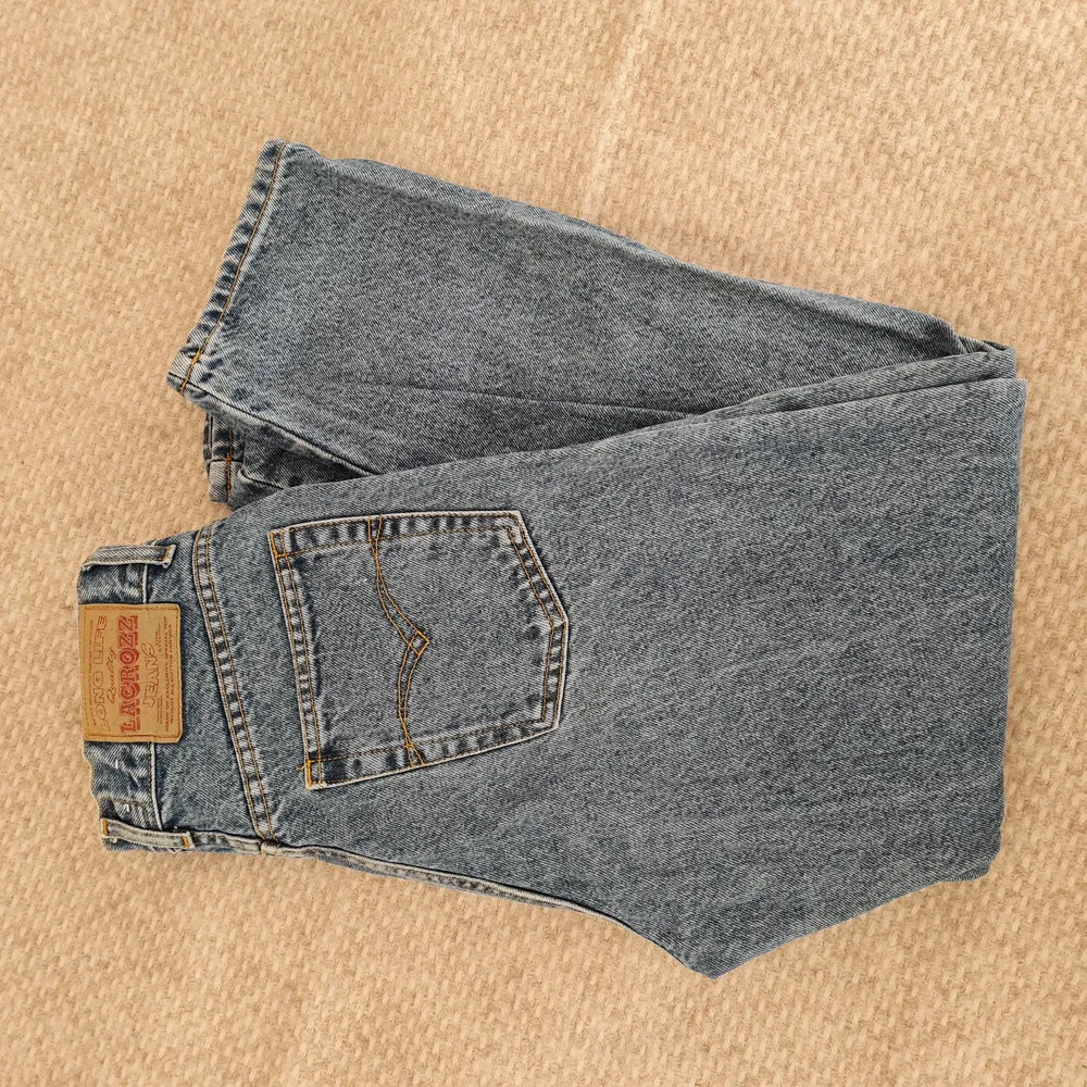 Vintage raka jeans dragkedja tyvärr trasig går att fixa lätt om man lämnar in hos skräddare. Storlek 28/30 köparen står för frakten ❤. Jeans & Byxor.