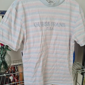 Äkta guess jeans t-shirt - Skitcool guess tröja köpt secound hand för 900kr i gott skick en liten fläck som inte alls syns tror går bort i tvätten på armen (se sista bild). Köparen står för frakten ❤