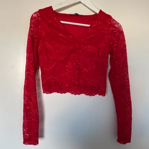 Topp - Säljer denna smickrande topp med spets. Kommer inte till användning längre. Storlek Xs men passar S med 