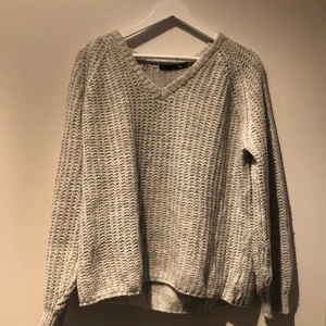 Grå stickad tröja💜 - Säljer nu min gråa stickade tröja då den inte kommer till användning längre💜 frakt tillkommer 