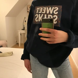 Sweet sktbs collegetröja  - Väldigt skön tröja som har fin passform. Ganska oversized på mig som vanligtvis har storlek S. Fint skick.