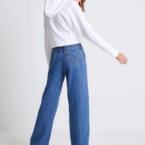 Levis jeans - Säljer dessa fina Levis jeans då de knappt har används. Så fina och perfekta i längden på mig som är 173 cm lång. Köpta för 1200 kr. Köpare står för frakt. 