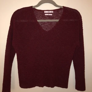 Stickad tröja - En superfin vinröd stickad tröja från Mango. Använd ett fåtal gånger! Storlek S 🤍 skriv för mer bilder!