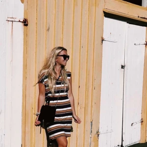 Klänning XS  - Fin sommarklänning, randig med färg vit, mörk blå och gul. 