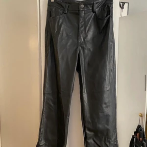 Skinnbyxor - Supersnygga skinnbyxor från H&M som knappt är använda då jag har två par av samma modell, hyfsat låga i midjan (mid rise) Passar en S/M - 200kr 💖