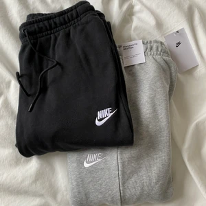 Nike sweatpants - Två par Nike mjukisbyxor⚡️ båda är i storlek S. Dom gråa är aldrig andvända, (prislappen är kvar). Dom svarta är andvända 1 gång.💞 Jag insåg att byxorna var lite för korta för mig som är 176. Men får båda byxorna för 780 kr. Ordinarie pris är 449 kr styck.⚡️