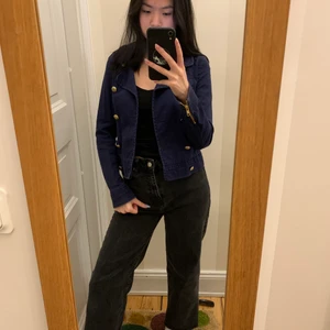 Marinblå jeansjacka - Supersnygg marinblå jeansjacka med guldknappar. Passar till nästan vad som helst och särskilt bra nu till våren. Jag har storlek S men den är lite för tajt på mig så skulle säga att den passar XS.                                     Skick: Bra
