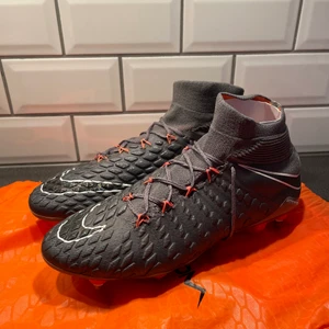 Hypervenom 3 - Säljer mina Hypervenom phantom 3, de är använda endast 3 gånger och säljer pågrund av att de inte längre kommer till användning! Köpt på bootfinder kvitto och lådan de kom i finns och även påsen! De är special gjorda för SG och är sådana proffsen använder. Köptes för 2300 + 250 frakt! Pris kan diskuteras! Hypervenom phantom 3 är ett par skor som är riktigt svåra att få tag på! Kontakta vid intresse! 