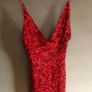 Rebecca Stella röd paljettklänning - Röd miniklänning med paljetter från Rebecca Stella. Storlek XS. 