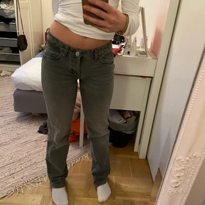 Lågmidjade Jeans - Säljer dessa lågmidjade straight leg/bootcut zara jeans i st 34! Går hela vägen ner på mig som är 162. Kan mötas upp i stockholm annars står köparen för frakt, kontakta för frågor!
