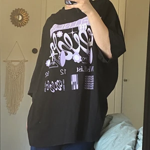 ASOS t-shirt  - Jag säljer en kult-T-shirt från ASOS i storlek XL (oversize) Jag köpte den för 6 månader sedan men jag hade den på mig Max 3 gånger. Skriv för mer info ☺️💜
