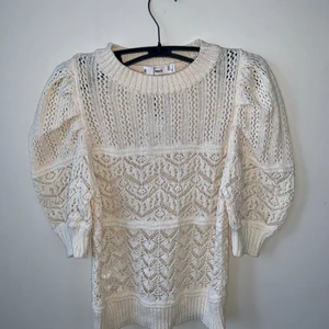 Virkad topp - Säljer denna superfina virkade topp från Mango, kommer tyvärr aldrig till användning och är därför helt oanvänd med lappen kvar. Pris är ink frakt 