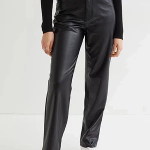 Skinnbyxor  - Skit snygga skinnbyxor som jag tyvärr måste sälja då de var för små, storlek S. Nypris 400kr. Priset kan diskuteras :) 