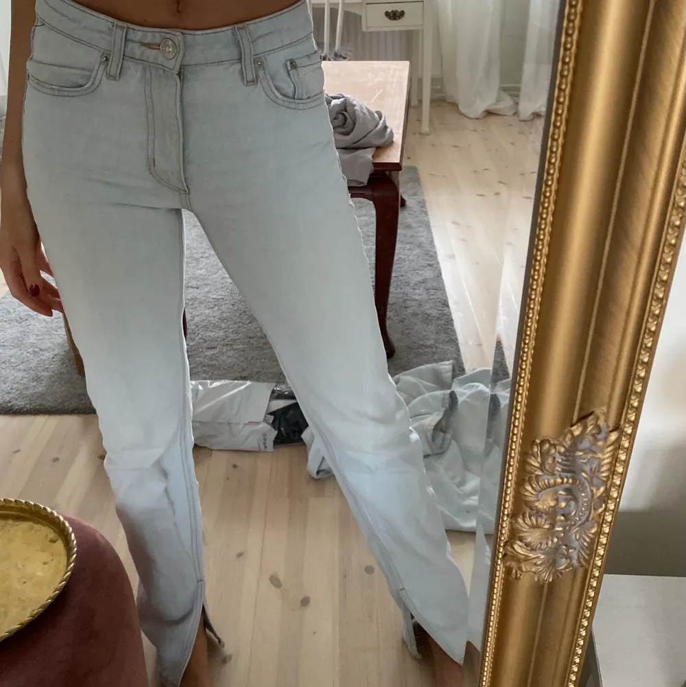 Zara jeans med slits som man kan se på första bilden. Köpta för 1 år sedan, så finns inte kvar på zara💖Säljer för 300kr+frakt!De passar mig bra i längden, men passar även kortare personer beroende på hur lång man vill ha dem. Jeans & Byxor.