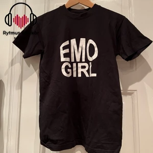 Svart t-shirt - Svart t-shirt med tryck i strl XS. Säljs av Rytmus Stockholms Elevkår, alla kläder som säljs har skänkts utav elever på Rytmus och de pengar som samlas in från klädinsamlingen ges oavkortat till WWF. Ta chansen och köp fina kläder second hand och bidra på samma gång till att bevara miljön!