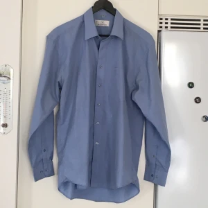 Valentino chemises i stl 33-34. - Valentino skjorta i nyskick. Stl 17 , eller 33-34.fraktfritt 