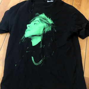 T-shirt - T-shirt från H&M, säljer pga dubbletter. Aldrig använd💝