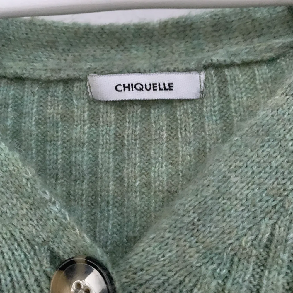 Stickad grön tröja från Chiquelle i strl S/36. Använd vid ett tillfälle💚. Stickat.
