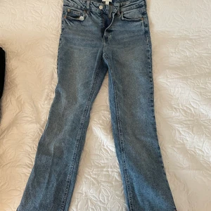 Blå jeans med slits - Blåa jenas från HM med snygg slits vid foten, säljer pga för långa (jag är 163)❣️ annars super fina och sköna jeans💕