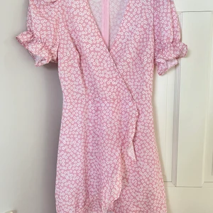 Sommarklänning - Så fin klänning från chiquelle som passar perfekt till midsommarfirandet eller bara en mysig sommarkväll! Knappt använd, säljer då den tyvärr inte längre passar mig🤍 (ej spårbar frakt kostar 45kr)